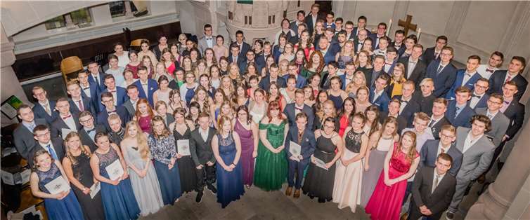 Stolz konnten 136 AbiturietInnen ihre Reifezeugnisse entgegennehmen. privat