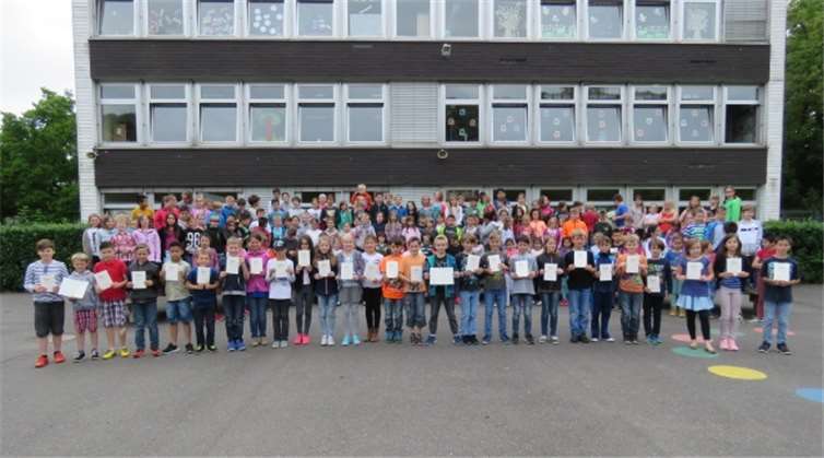 Stolz konnten alle Kinder ihre Urkunden entgegennehmen.privat