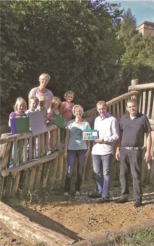 Stolz konnten die Organisatoren des Sommerfestes des Kindergartens Calvarienberg dem Leiter, Herrn Welter, einen Scheck über 1.315 Euro überreichen. privat