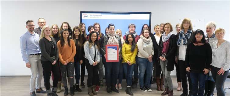 Stolz konnten die beiden Leiterinnen der KiTas Petra Louis und Brigitte Klose das Zertifikat des TÜV Nord entgegennehmen.privat