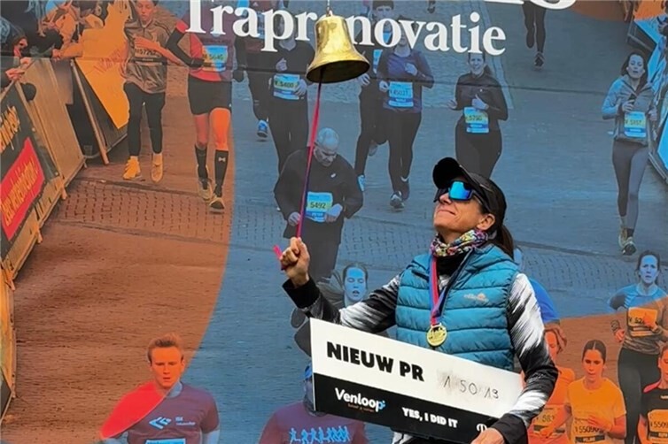 Stolz läutet Christina die Glocke  für ihre persönliche Bestzeit