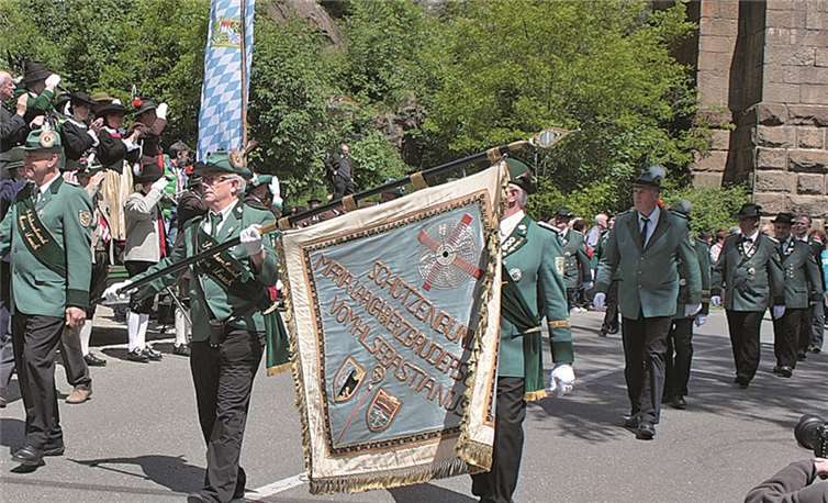 Stolz marschieren die Schützen des Bezirksverbandes Maria Laach mit ihrer Fahne im Festzug voran.  privat