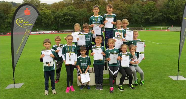 Stolz mit ihren Medaillen und Urkunden stellten sich die erfolgreichen Kinder den Fotografen für das Pressefoto. Foto: TV 08 Heppingen