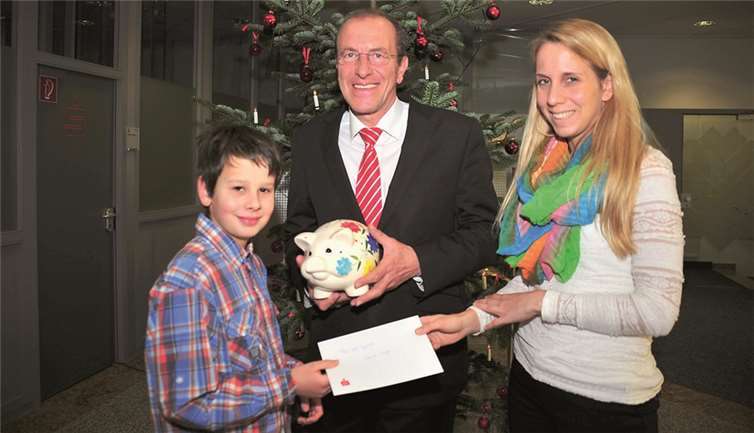 Stolz nahm Jonas Sieger seinen Preis aus den Händen von Kundenberater Gerd Söller und Laura Adams entgegen. privat