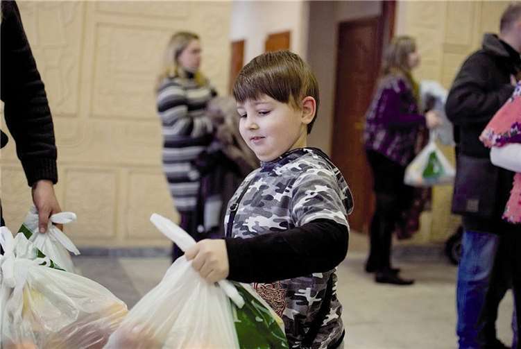 Stolz nahm dieser Junge die Tüte in Empfang.-