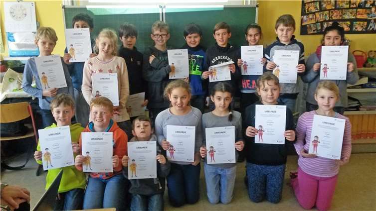 Stolz nahmen die 18 Grundschüler in Kripp ihre Urkunden entgegen. privat