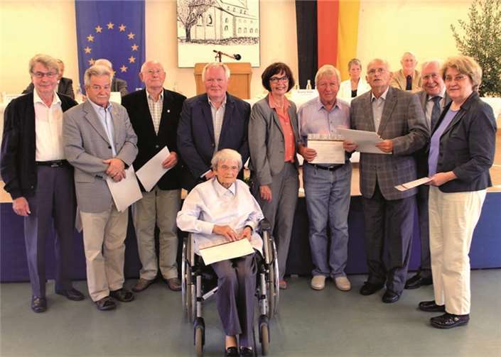 Stolz nahmen die Erpeler CDU-Mitglieder die Treueurkunden aus den Händen von Bernhard Vogel entgegen. DL