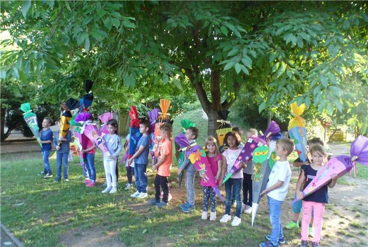 Stolz nahmen die Kinder ihre Schultüten in Empfang. privat