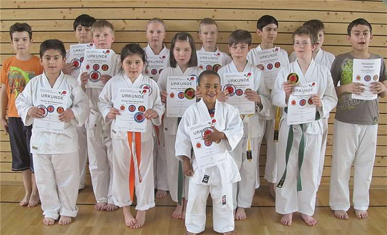 Stolz nahmen die Kinder ihre Urkunden entgegen.privat