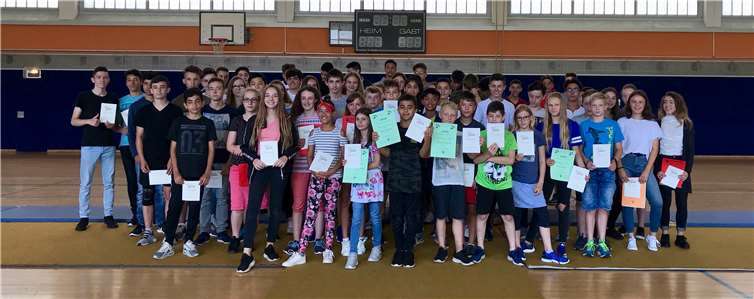 Stolz nahmen die Kinder und Jugendlichen ihre Ehrenurkunden entgegen. privat