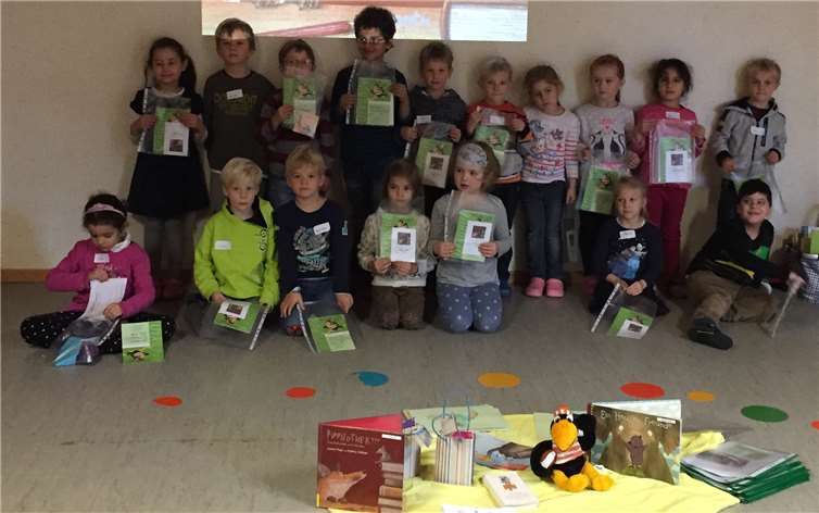 Stolz nahmen die Kindergartenkinder ihren „Büchereiführerschein“ entgegen. privat