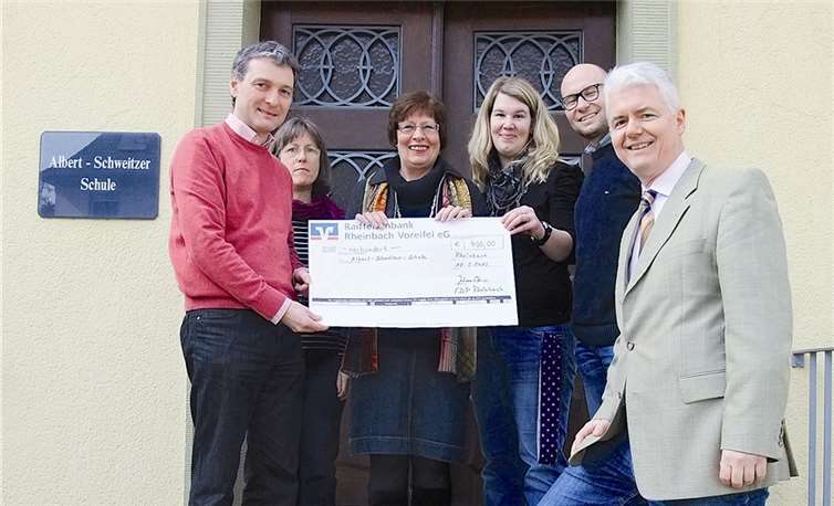 Stolz nahmen die Mitglieder des Fördervereins den Scheck der FDP entgegen. privat