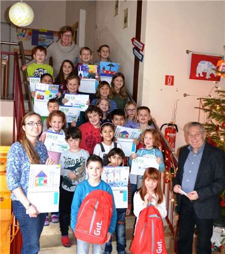 Stolz nehmen Hannah und Laurin die Hauptpreise entgegen und dürfen sich damit über Solarbausätze, Spiele und Schulmaterialen freuen.