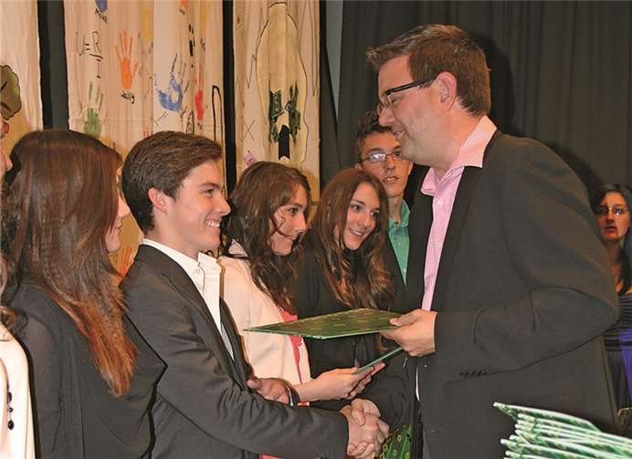 Stolz nehmen die Absolventen ihre Zeugnisse entgegen.privat