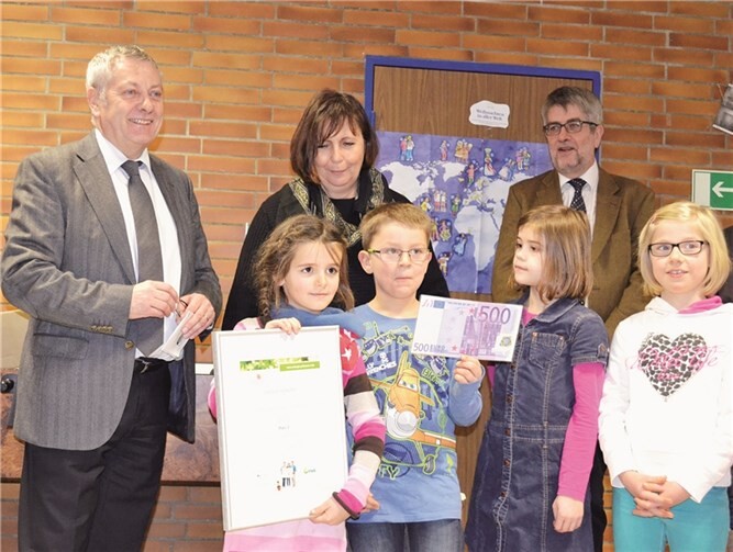 Stolz nehmen die beiden Erstklässler, mit Schulleiterin Hiltrud Thiel, die Platzierungsurkunde und den symbolischen 500-Euro-Schein von Landrat Manfred Schnur entgegen