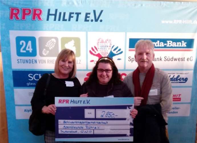 Stolz nimmt man den Scheck von „RPR 1 hilft“ entgegen.