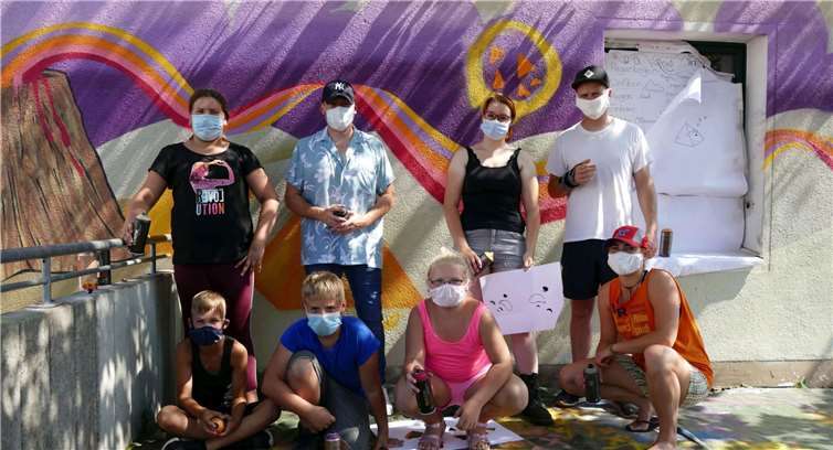 Stolz posieren die Nachwuchskünstler vor der neugestalteten Wand.Foto: privat