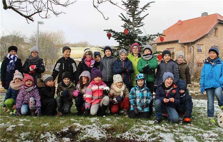 Stolz posierten die GrundschülerInnen vor dem geschmückten Weihnachtsbaum. privat