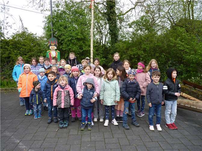 Stolz posierten die Kids vor ihrem Maibaum.