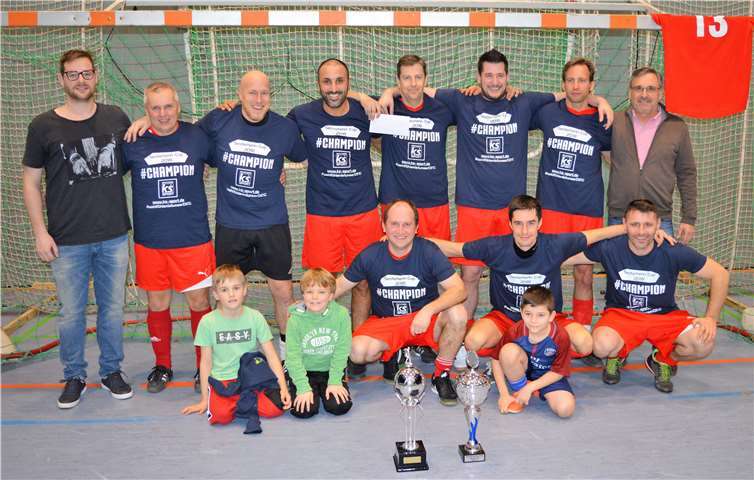Stolz posierten die Sieger von Rot-Weiß Koblenz nach einem erfolgreichen Turnier. privat