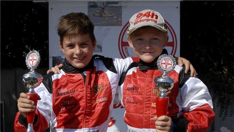 Stolz präsentiere Mika und Florian ihre Pokale. Fotos: privat