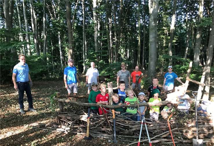 Stolz präsentieren Kinder und Väter die gebaute Arche. Foto: privat