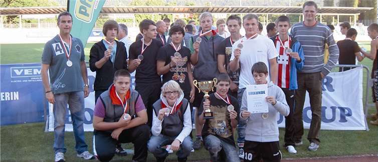 „Stolz präsentieren Lehrer und Schüler der Realschule plus/IGS Pellenz die in Bregenz beim Bodenseecup errungenen Pokal, Medaillen und Urkunden!“