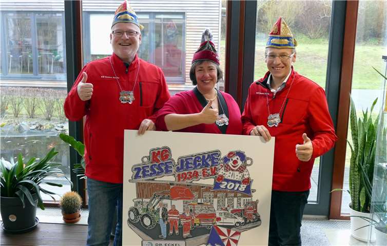 Stolz präsentieren Mike Roth (r.) und Rainer Schönhofen vom Karnevalsverein „Zesse Jecke“ der Geschäftsführerin Antje Eckel den Sitzungsorden der aktuellen Session. privat