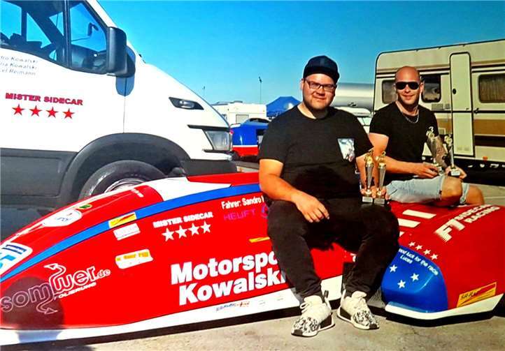 Stolz präsentieren Sandro Kowalski (links) und Marcel Kaiser ihre am Hockenheim-Ring erkämpften Pokale. Foto: privat