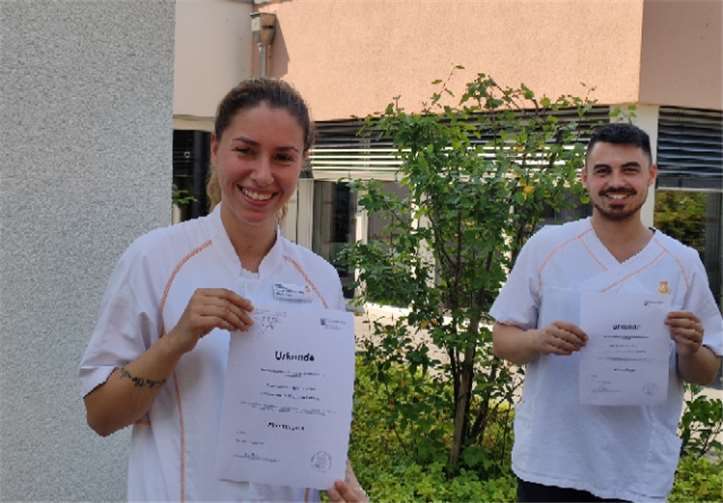 Stolz präsentieren Vanessa Hemmersbach und Mustafa Öczimen Ihre Abschlusszeugnisse und ihre Anerkennungsurkunden als examinierte Altenpfleger.Foto: privat