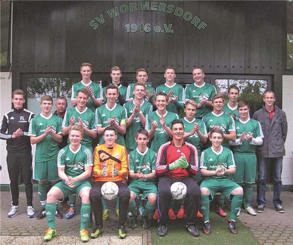 Stolz präsentieren die A-Junioren ihre neuen Trikots. privat