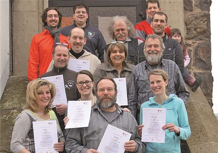 Stolz präsentieren die Absolventen ihre Zertifikate.privat