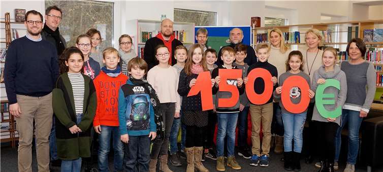 Stolz präsentieren die Are-Schüler, die beteiligten Lehrer und die Schulleitung die erzielte Spendensumme. Foto: KG