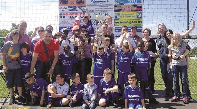 Stolz präsentieren die Bambinis den großen Pokal. privat