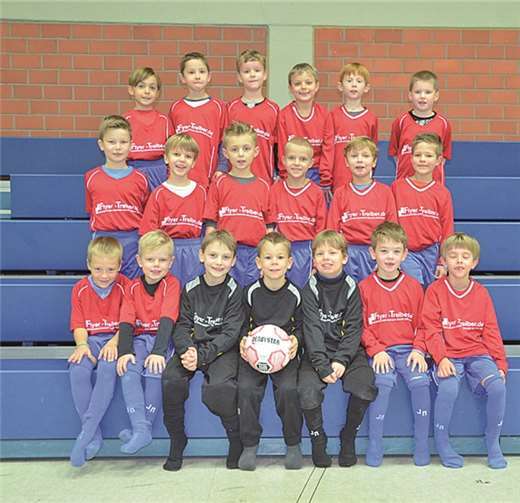 Stolz präsentieren die Bambinis ihre neuen Trikots. privat