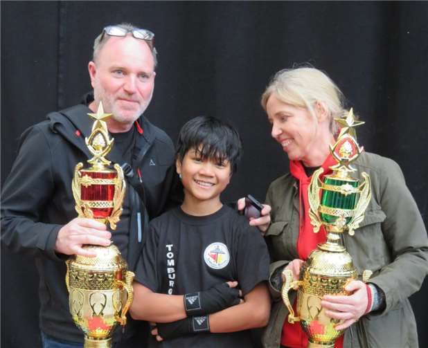 Stolz präsentieren die Eltern die gewonnenen Pokale