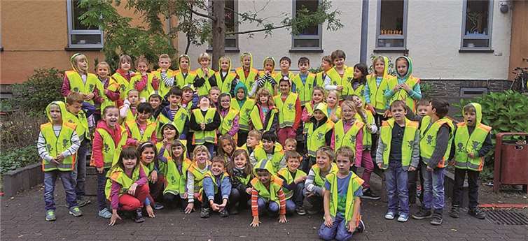 Stolz präsentieren die Erstklässler der Grundschule Mülheim ihre neuen Sicherheitswesten. Privat