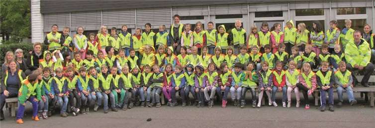 Stolz präsentieren die Erstklässler der Lindenschule ihre Sicherheitswesten. Privat