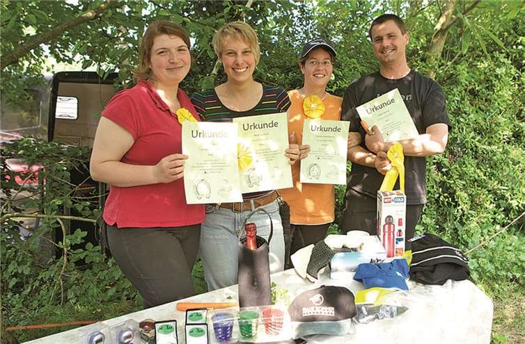 Stolz präsentieren die Erstplatzierten ihre Urkunden. Jörg Heupel