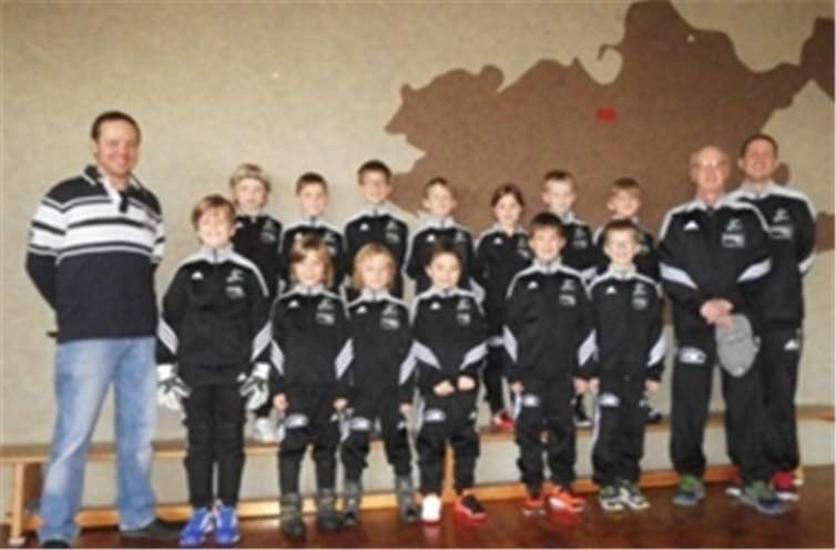 Stolz präsentieren die F2-Jugend ihre Trainingsanzüge.privat