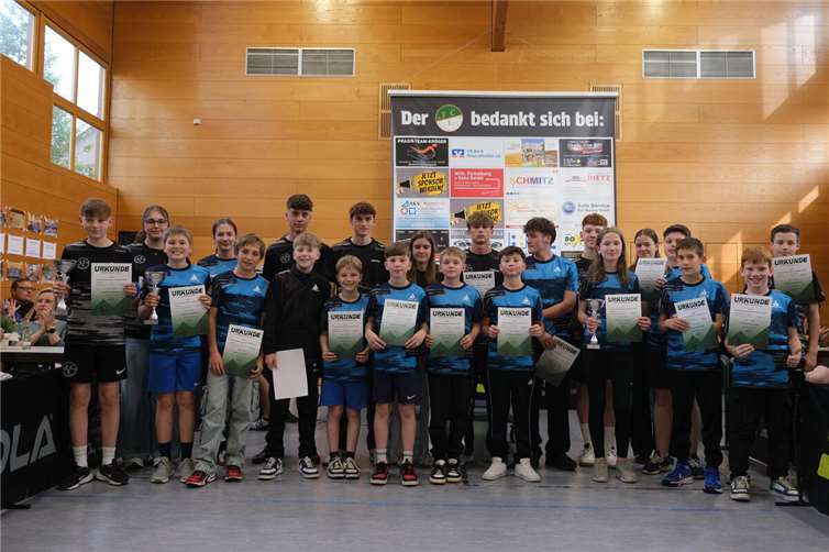 Stolz präsentieren die Gewinner ihre Urkunden nach spannenden Wettkämpfen in der Lavahalle.  Foto: privat