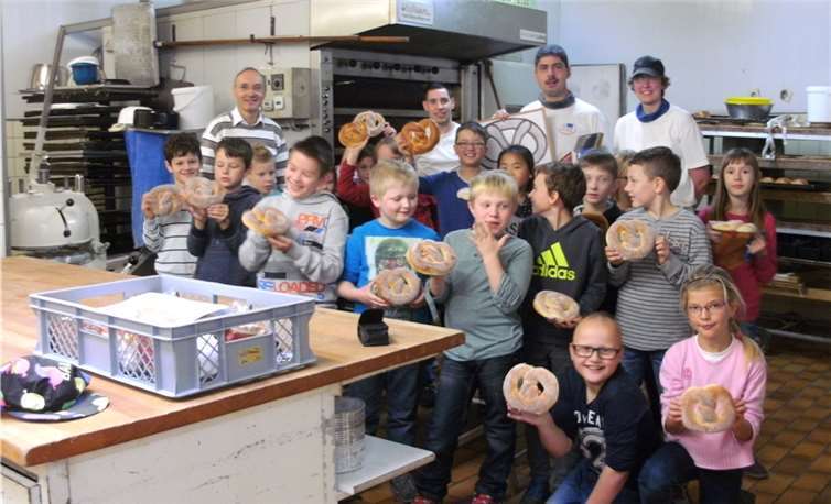Stolz präsentieren die Grundschüler ihre selbst hergestellten Brezeln.privat