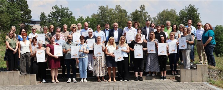 Stolz präsentieren die Institutionen ihre Zertifikate.