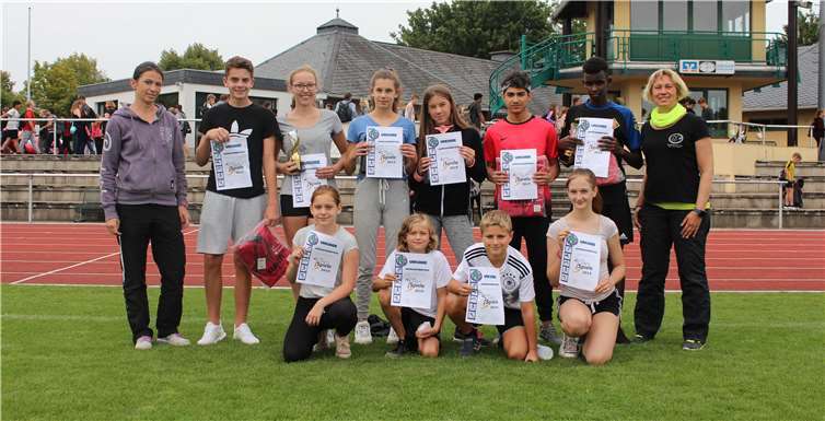 Stolz präsentieren die Jahrgangssieger ihre Urkunden. Links außen:Organisatorin Sandra Keller. Rechts außen: Die stellvertretende Schulleiterin Tanja Anton. Fotos: Realschule plus und FOS
