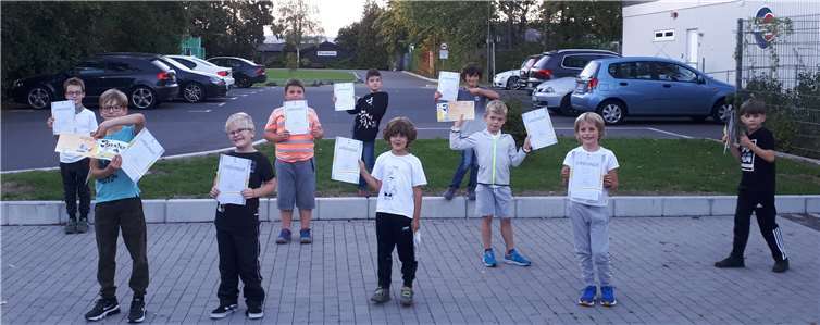 Stolz präsentieren die Judosportler ihre Urkunden. Foto: privat