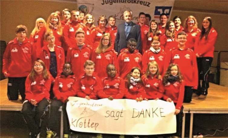 Stolz präsentieren die Jugendlichen die neuen Trainingsanzüge. privat