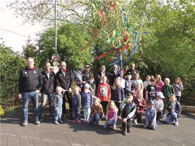 Stolz präsentieren die Kids ihren Kinderbaum.  Fotos: FRE