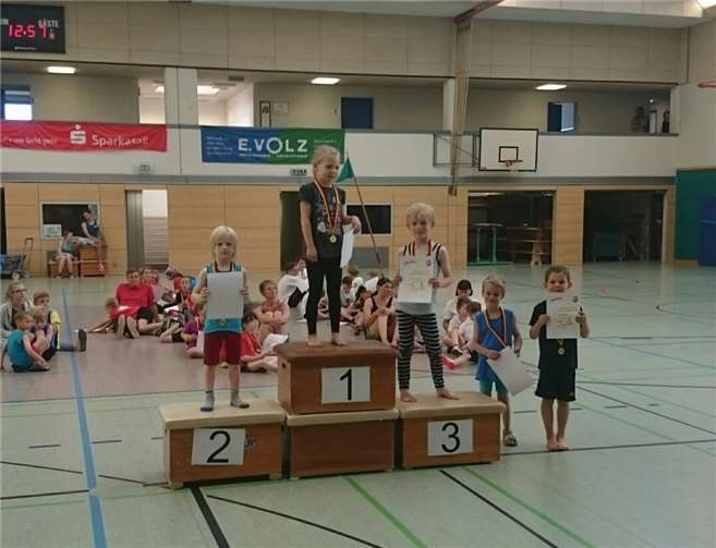 Stolz präsentieren die Kinder bei der Siegerehrung ihre Urkunden.privat
