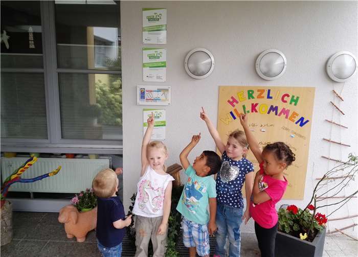Stolz präsentieren die Kinder das erneute Zertifikat zum „Haus der kleinen Forscher“. privat