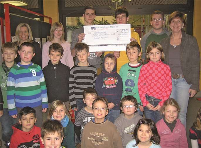 Stolz präsentieren die Kinder den Scheck für die Spendenaktion „Deutschland hilft“. MT